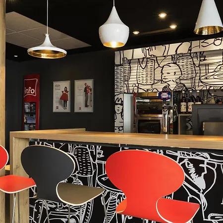 Ibis Centre Historique 3* לה רושל